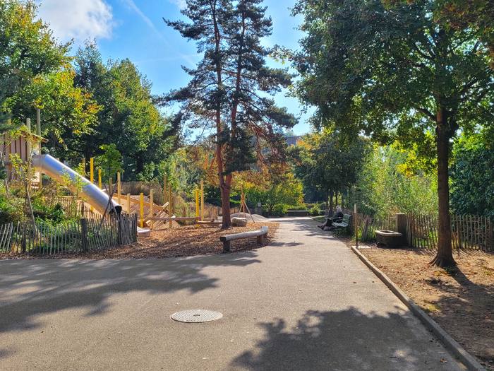 L’allée après travaux, avec massifs, ganivelles et bancs