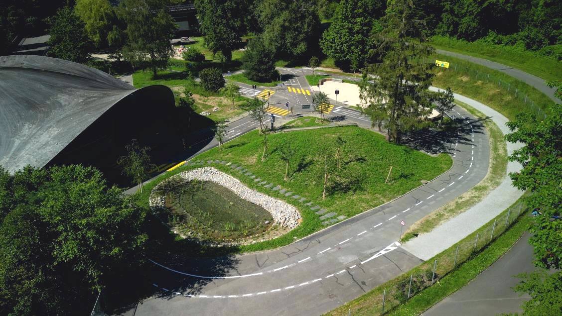 Vue plongeante sur la noue plantée et les pistes