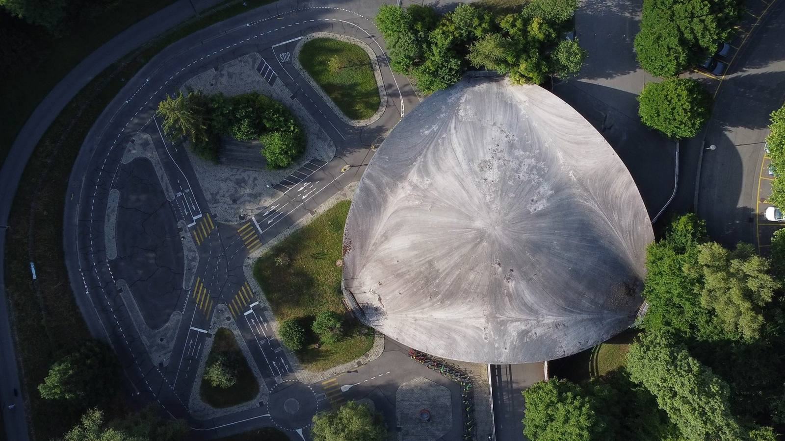 Vue aérienne avant travaux : pistes et surfaces en enrobé