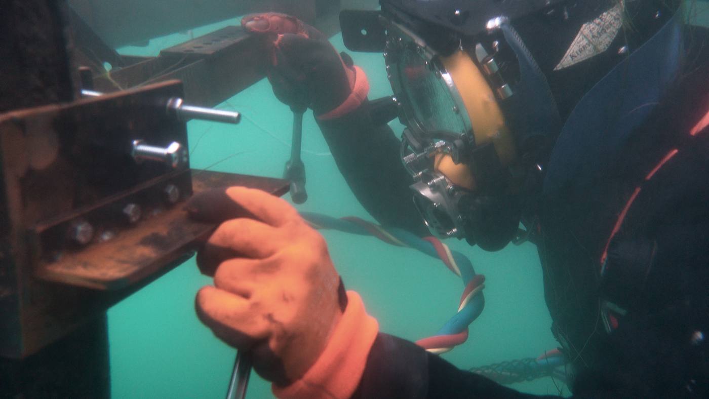Plongeurs au travail sous l’eau