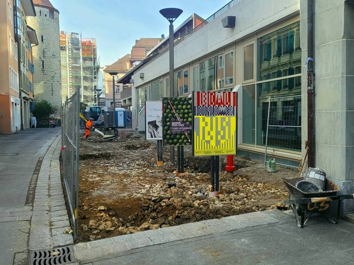 Rue de la Tour en chantier : sol décaissé et mini-pelle