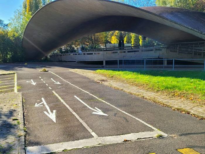 Pistes asphaltées devant la coupole avant travaux