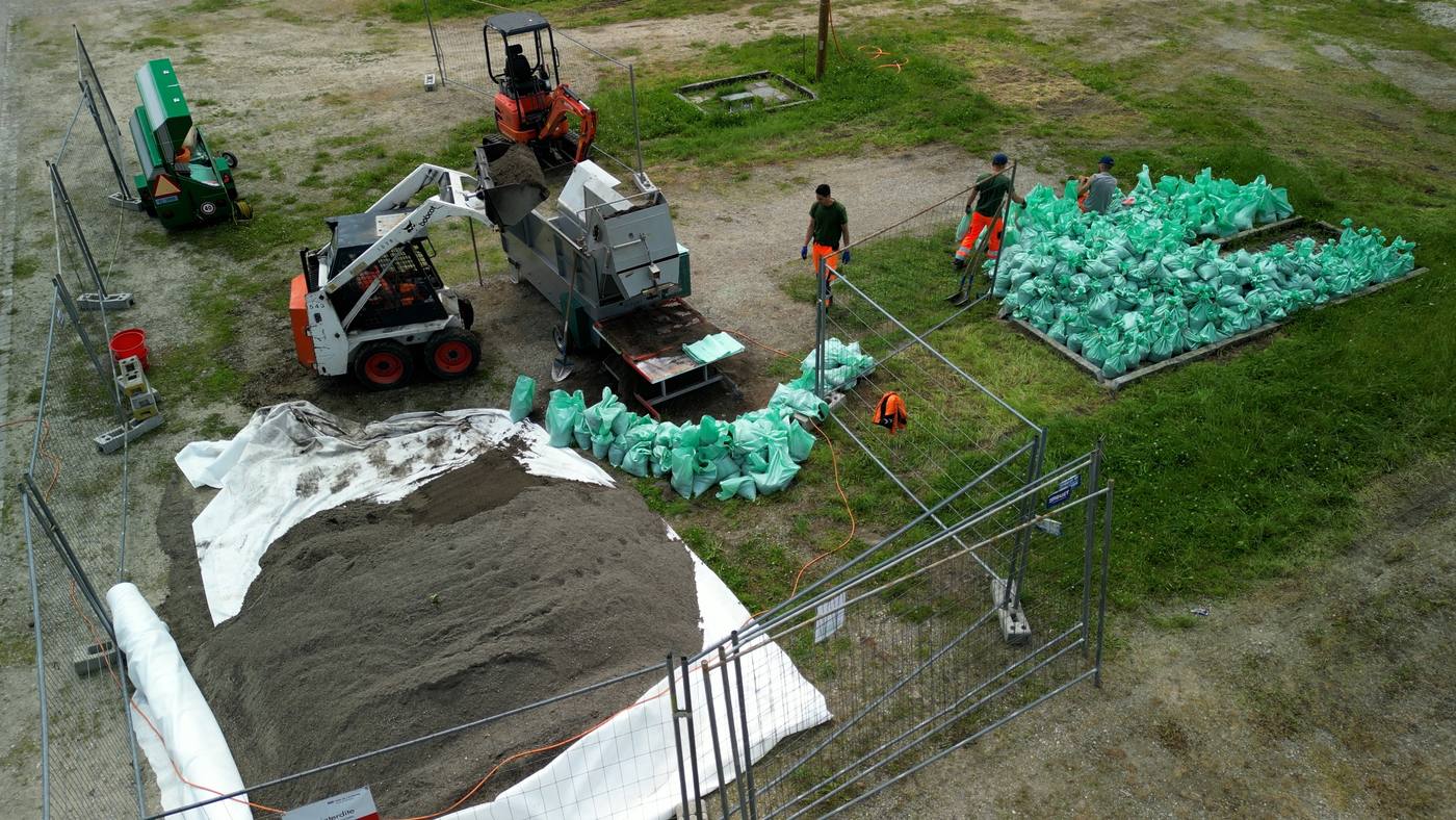 Vue aérienne des sacs de sable et des engins de chantier