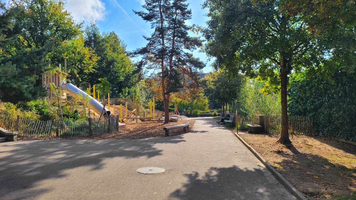 Allée plantée et ombragée, avec massifs, ganivelles et bancs