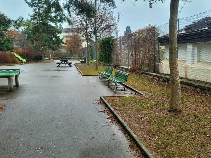 L’allée de la cour avant travaux, en enrobé, avec tables de ping-pong