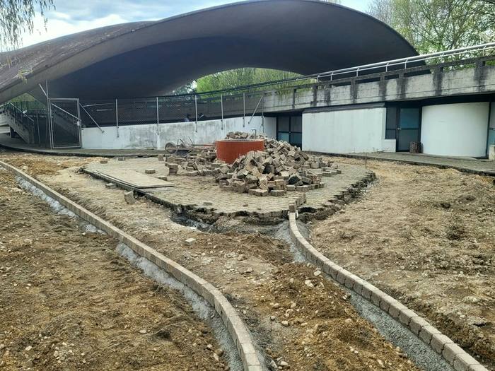 Chantier de dégrappage devant la coupole